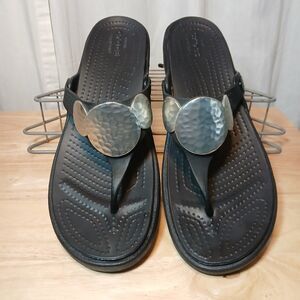 Crocs Sanrah Thong Sandals Women’s Sz 10 Black Hammered Silver Wedge Flip Flops